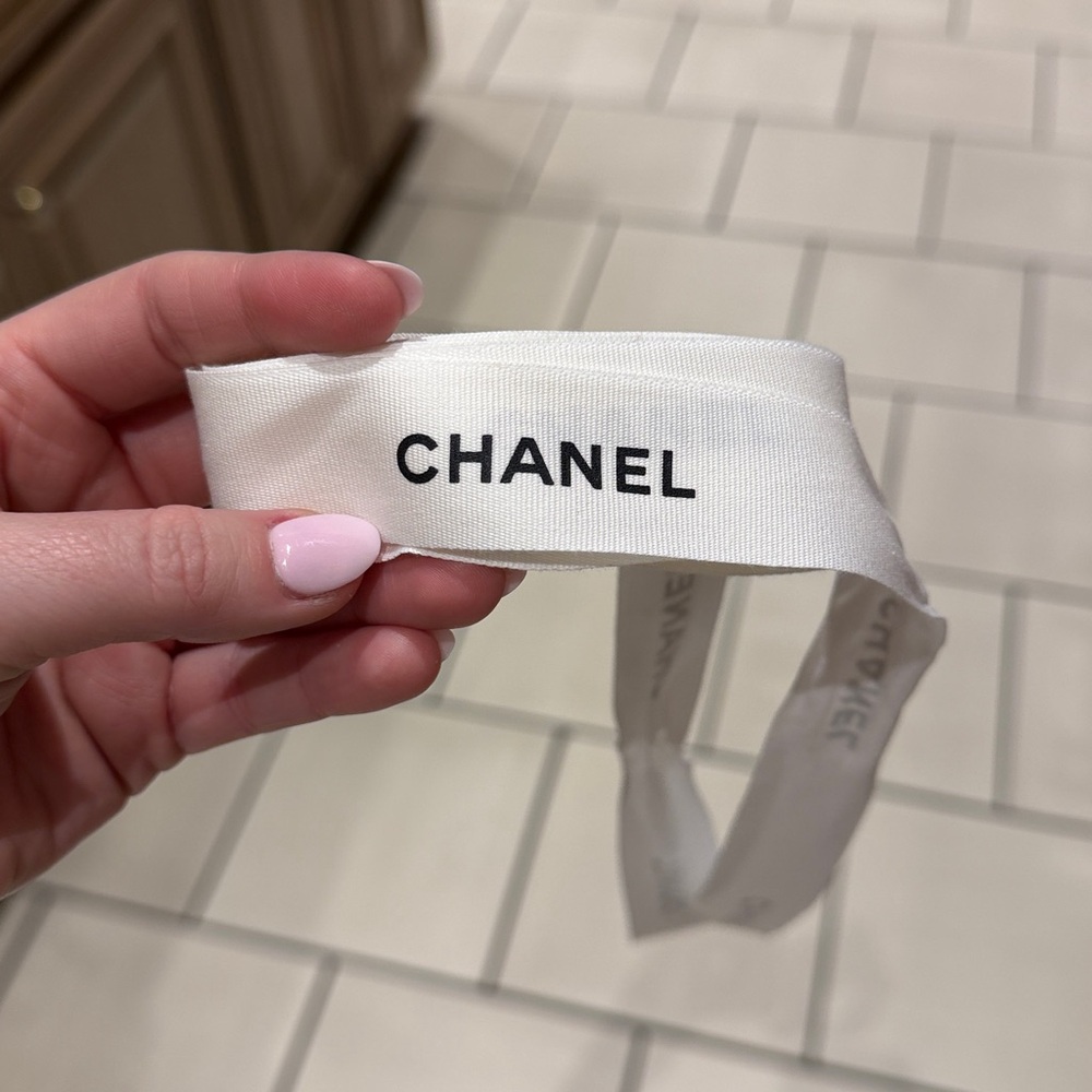 Chanel Book & Ribbon - Picture 6 of 7